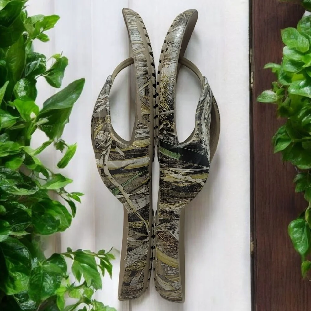 Crocs Camo Women's Size 11 Sandals in Camo and Patterned Design